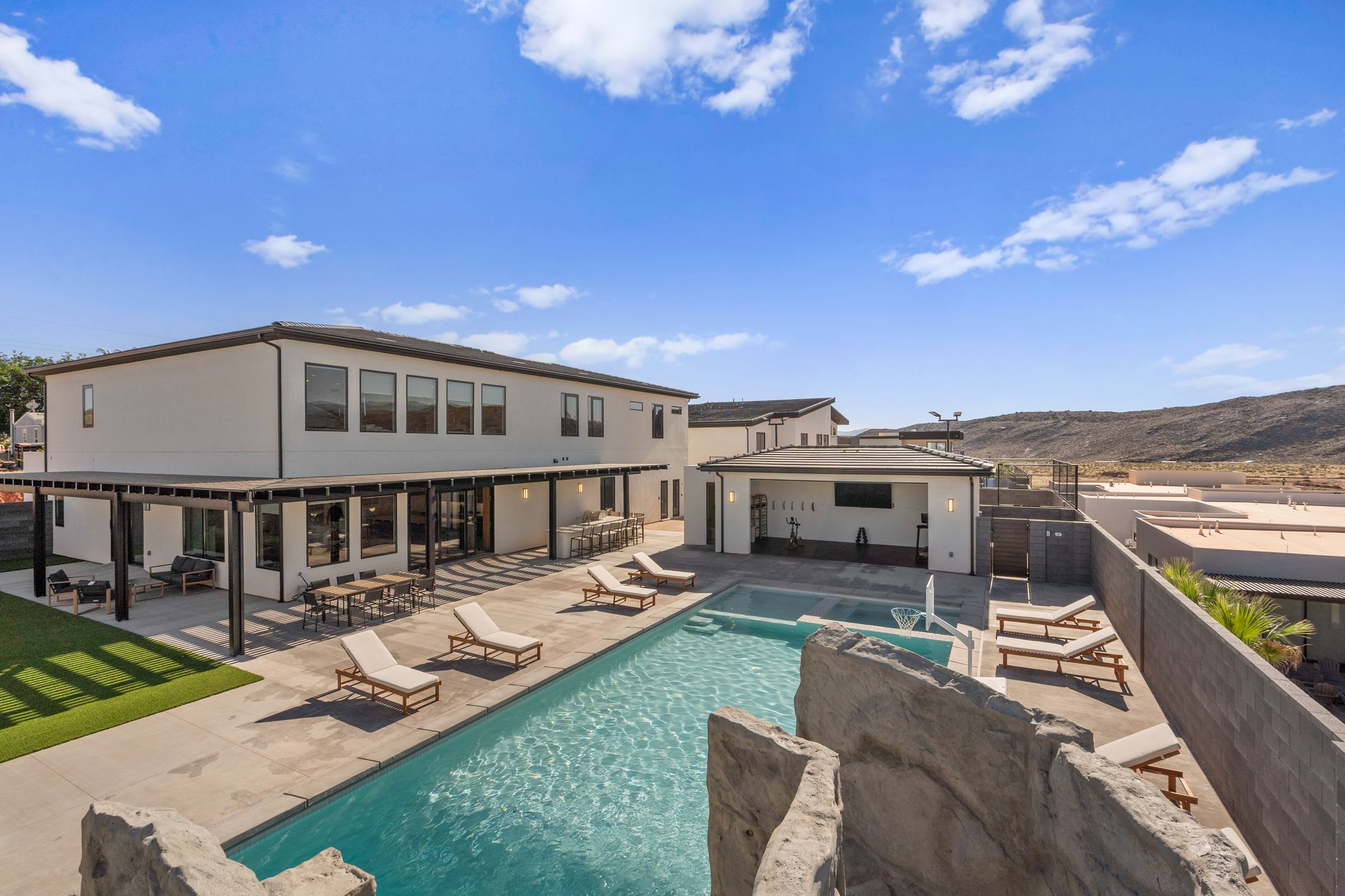 Large Southern Utah vacation home with pool and sport court at Pecan Valley Oasis